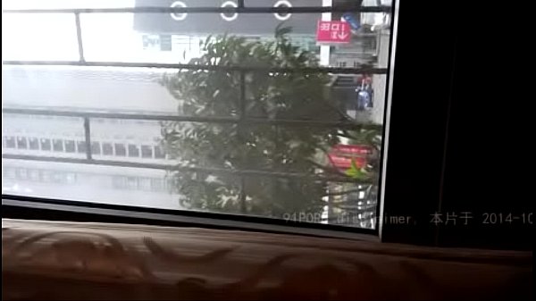 中国人浩哥干闺蜜在饭桌打炮