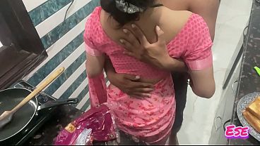 Desi Bhabhi Lagi Dapur Masak, Tiba-tiba Digaruk Dari Belakang, Basah Kuyup!