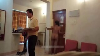 Berani Banget, Tante Tamil Telanjang Bulat Di Depan Pelayan, Bikin Suasana Makin Panas