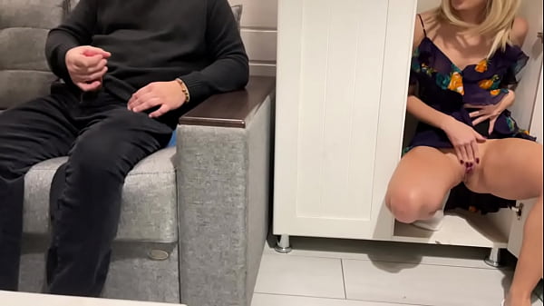 Ibu Tiri Ngintip Anak Tiri Nonton Bokep Sambil Coli, Terus Dia Ngewein Dia