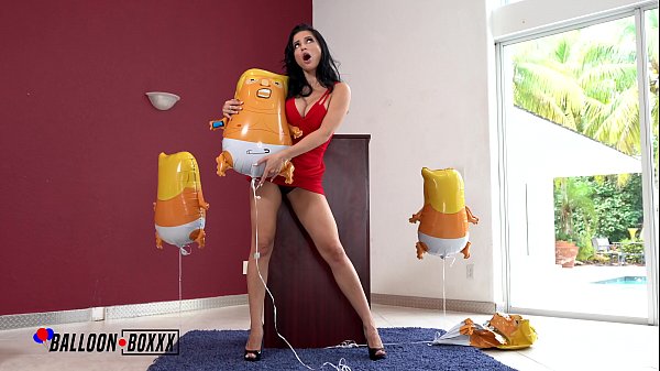 Ngentot Liar! Mami Rusia Crystal Rush Nungging Di Balon Trump