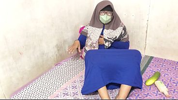 Cewek Hijab Indonesia Mainin Memek Sampe Basah