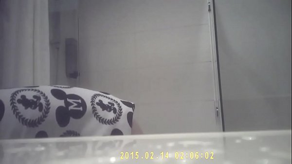 姐姐的小奶诗诗洗澡时被偷拍,水珠顺着她白嫩的肌肤滑落,我忍不住咽口水。