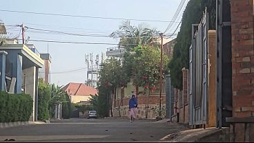 Wtf, Seorang Ibu Arab Colmek Di Luar Rumah Dekat Jalan, Bikin Lihat Langsung