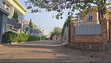 Astaga, Lihat Tuh Ibu Arab Lagi Colmek Di Pinggir Jalan Dekat Rumah, Memeknya Basah Kuyup Kelihatan Dari Luar.