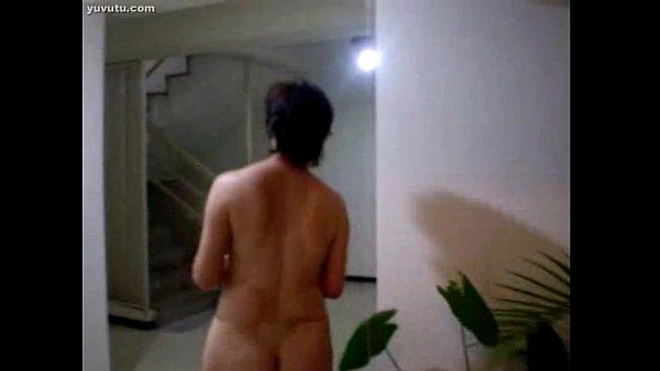 Ibu-ibu China Montok Lagi Siram Tanaman, Pantatnya Basah Kena Air.
