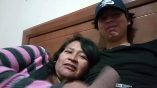 Dengan Mertua Perempuanku, Bibirnya Basah Dan Gerakannya Liar.