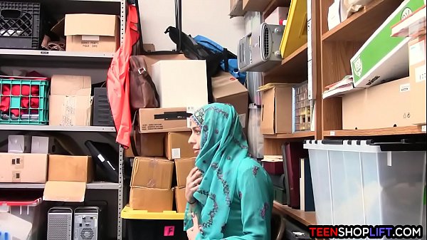 Remaja Arab Ketahuan Mencuri Di Toko, Langsung Digebuk Dan Digauli Satpam